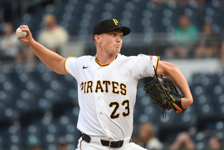 Young's late home run lifts Mariners over Pirates